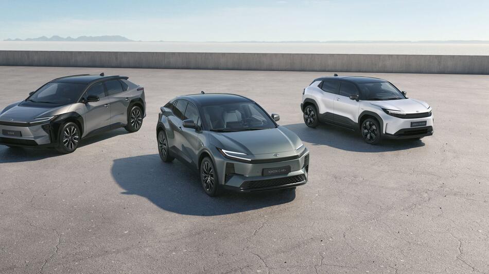 Toyota bZ4X (l-r), C-HR+ und Urban Cruiser