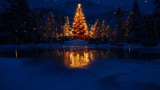 Leuchtender Weihnachtsbaum umgeben von Schnee in den Bergen