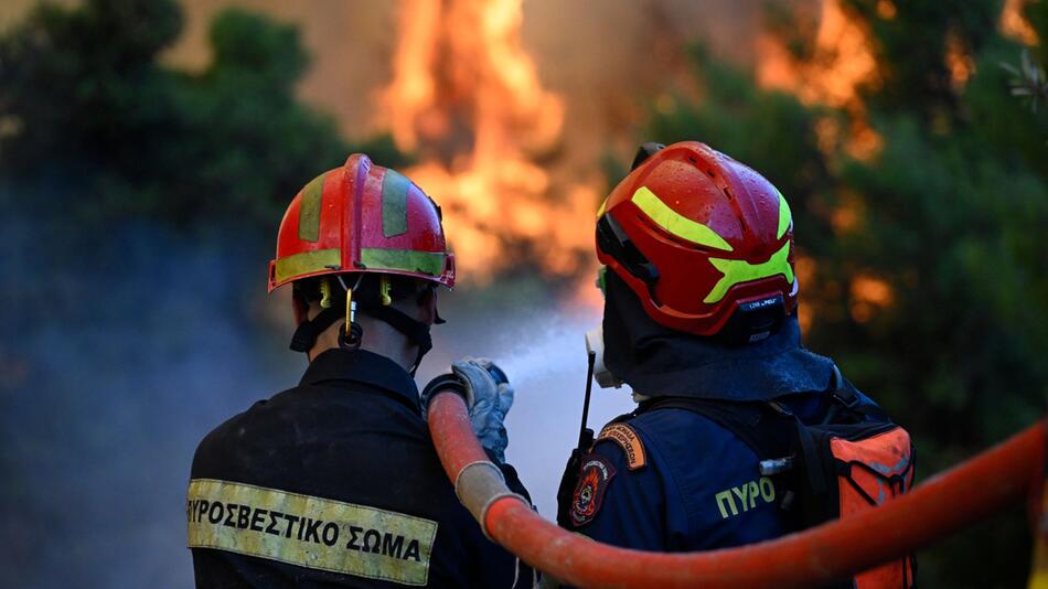 Flammen bedrohen griechische Stadt
