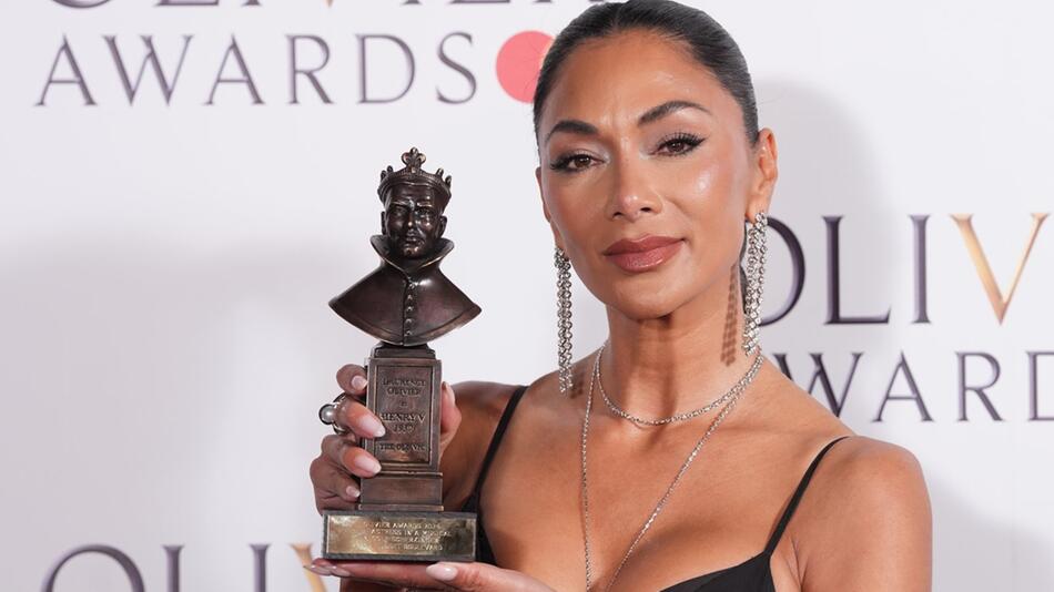 Stolze Gewinnerin: Nicole Scherzinger mit dem Olivier-Award.