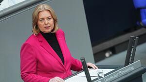 Bärbel Bas spricht im Plenarsaal im Bundestag zu den Abgeordneten