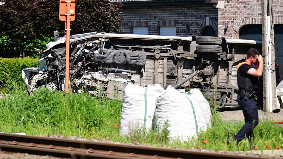 Schulbus von Zug erfasst – mehrere Tote in Belgien