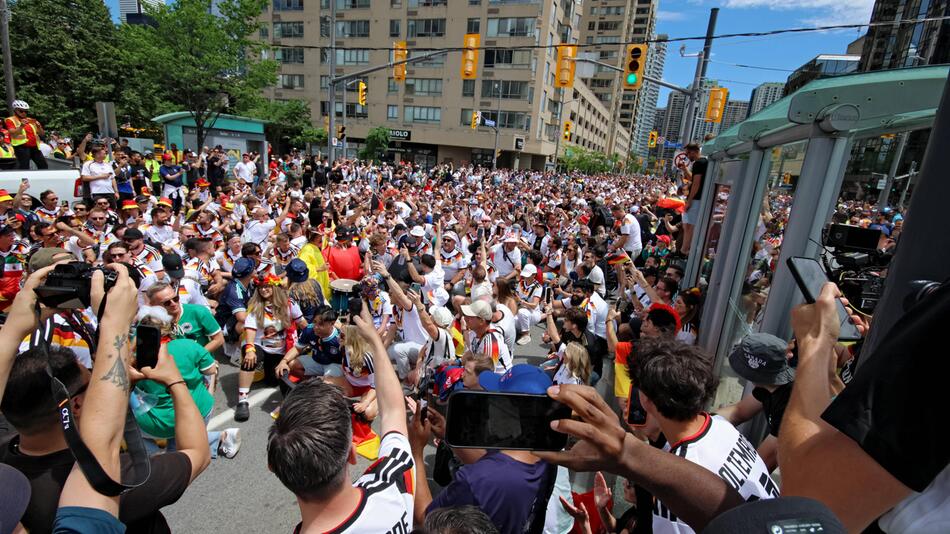 DFB-Fan in Toronto wegen Regenbogenfächer verprügelt