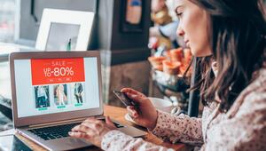 Frau shoppt online