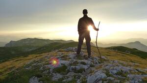 Wanderer genießt bei Sonnenuntergang die Aussicht über die Berge