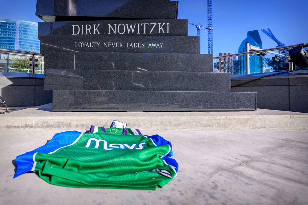 Eine überlebensgroße Statue von Dirk Nowitzki thront vor der Mavericks-Arena in Dallas.