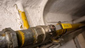 Eine Gasleitung im Keller eines Mehrfamilienhauses