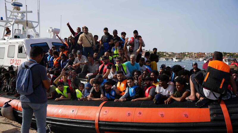 Ein Schiff voller Flüchtlinge kommt in Italien an.
