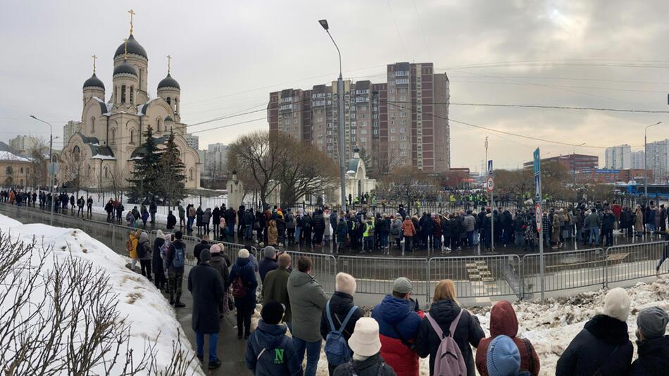 hunderte Unterstützer von Alexej Nawalny vor einer Kirche versammelt