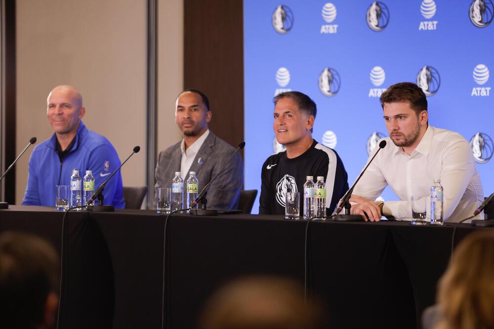 Jason Kidd, Nico Harrison, Mark Cuban und Luka Doncic auf einer PK im Jahr 2021.