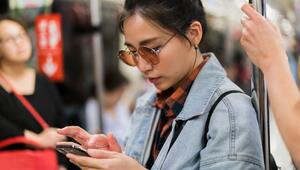 Junge Frau blickt auf ihr Smartphone
