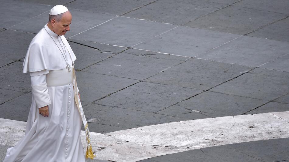 Papst lässt sich Lungenknoten entfernen