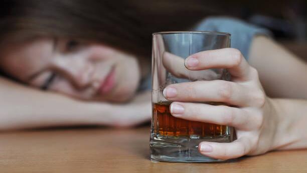 Es gibt weniger Alkoholvergiftungen bei Jugendlichen.