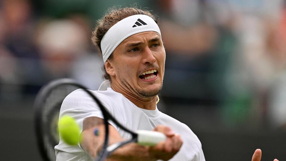 Alexander Zverev schlägt eine Vorhand in Wimbledon gegen Roberto Carballes Baena