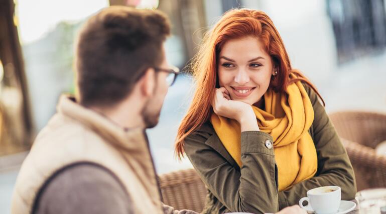 Frau und Mann beim Date