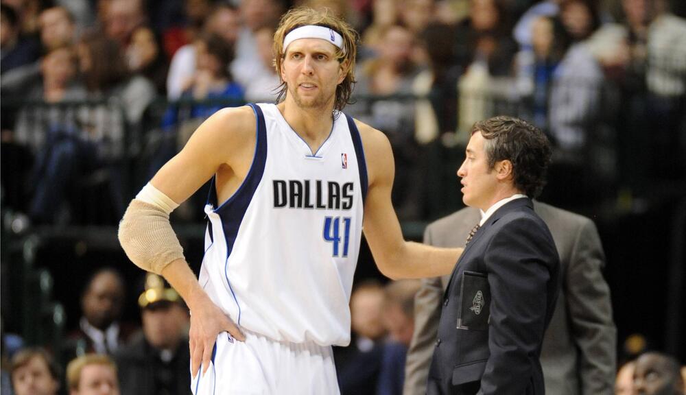 Dirk Nowitzki und der langjährige Mavs-Arzt Casey Smith bei einem NBA-Spiel 2009.