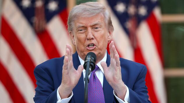 Foto von Donald Trump bei einer Rede im Rosengarten des Weißen Hauses
