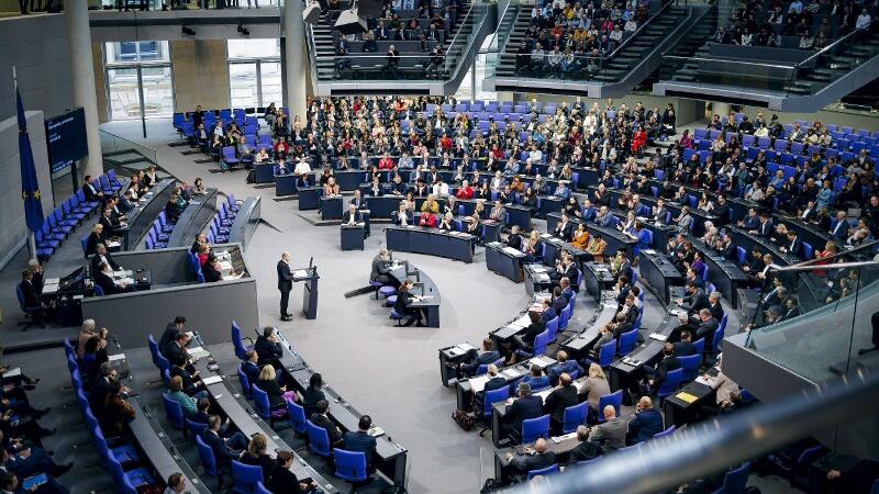 Der Bundeskanzler Olaf Scholz hält eine Rede im Bundestag.