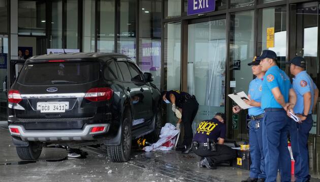 Auto fährt in Menschen am Flughafen Manila