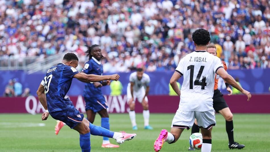 Aus der Distanz: Mbappé zimmert den Ball ins lange Eck!