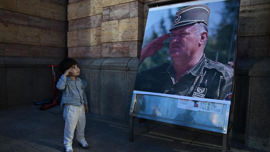 Staatsbegräbnis für Kriegsverbrecher: EU schickt Warnung nach Belgrad