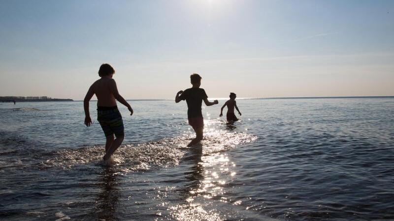 Badegäste an der Ostsee