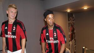 Alexander Merkel und Ronaldinho im Spielertunel von Milan