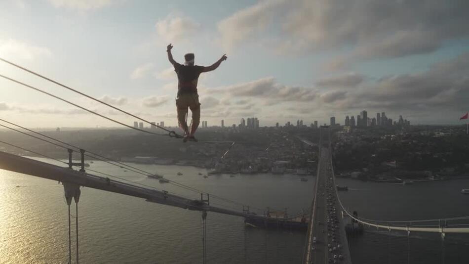 Auf der Slackline über den Bosporus