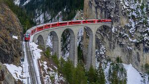 Bei einer Bahnreise durch die Schweiz gibt es einige spektakuläre Aussichten.