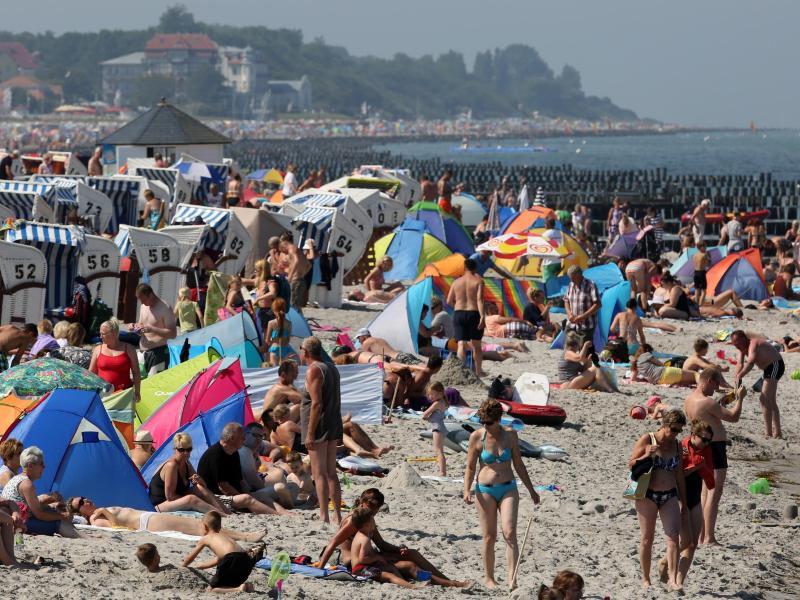 Badegäste an der Ostsee