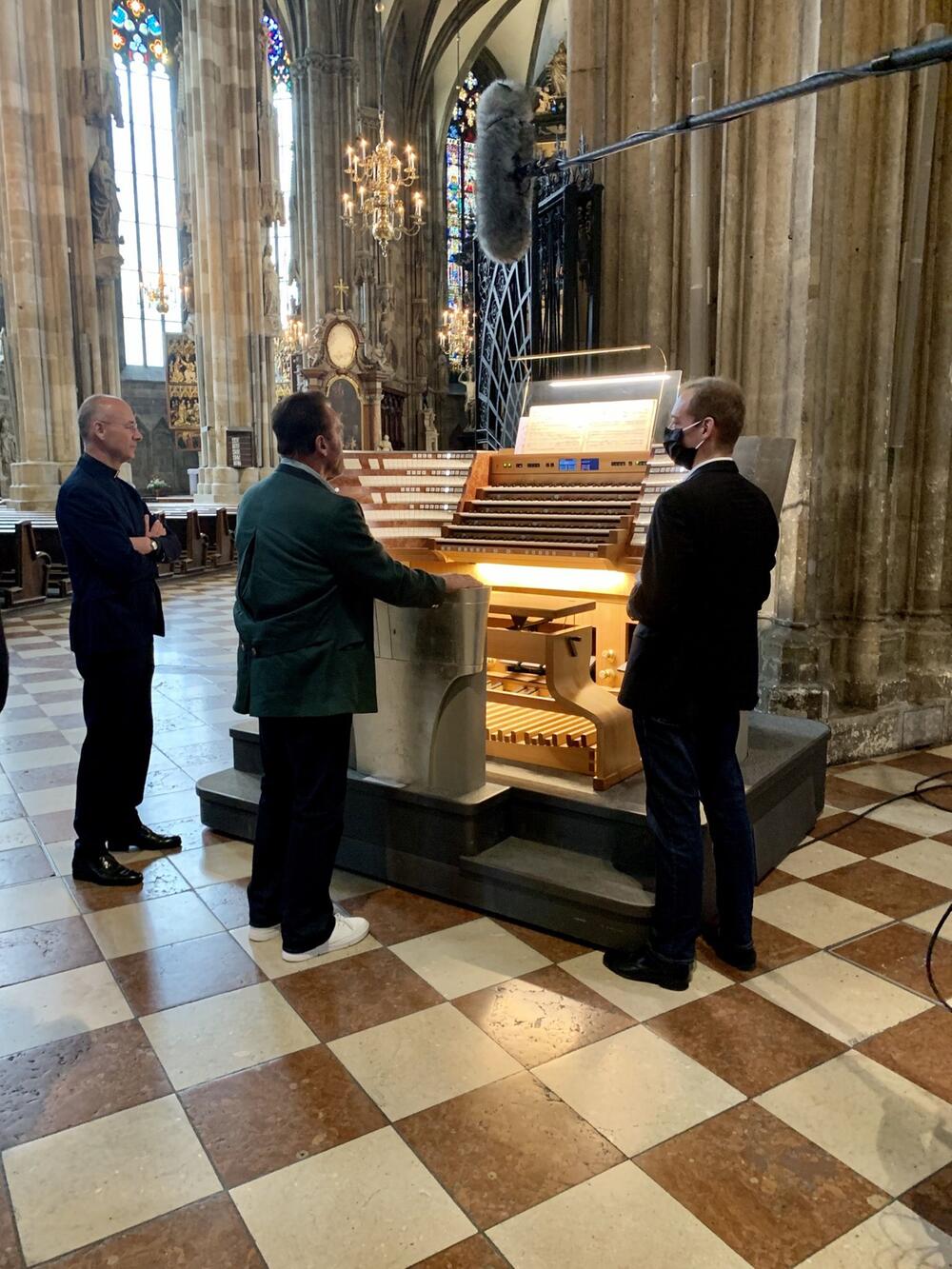 Arnold Schwarzenegger spielt Orgel in Wien