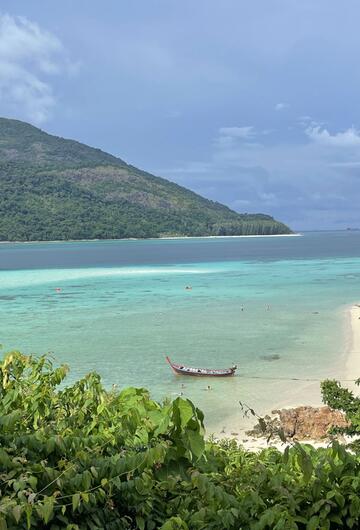 Blick von Ko Lipe auf Ko Adang, die drittgrößte Insel im Tarutao-Nationalpark