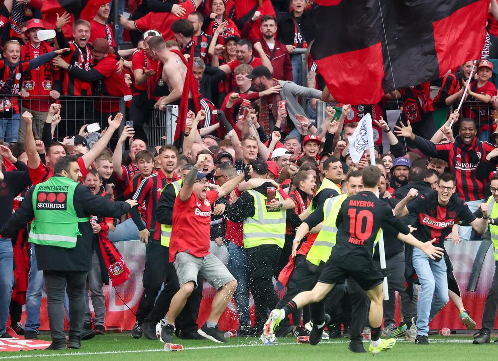 Leverkusens Dreifach-Torschütze Florian Wirtz genießt den Jubel der fans in der BayArena