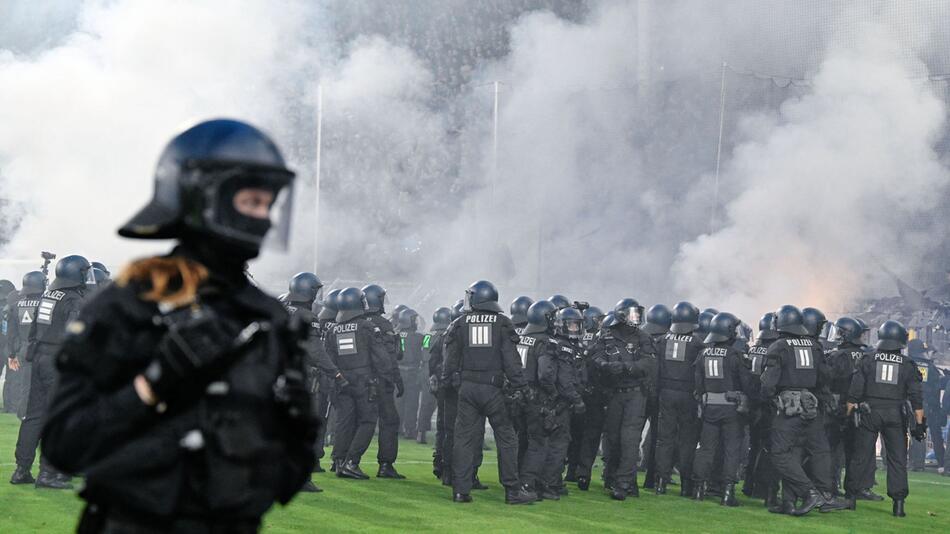 Randale und Platzsturm: Pokal-Derby gerät außer Kontrolle