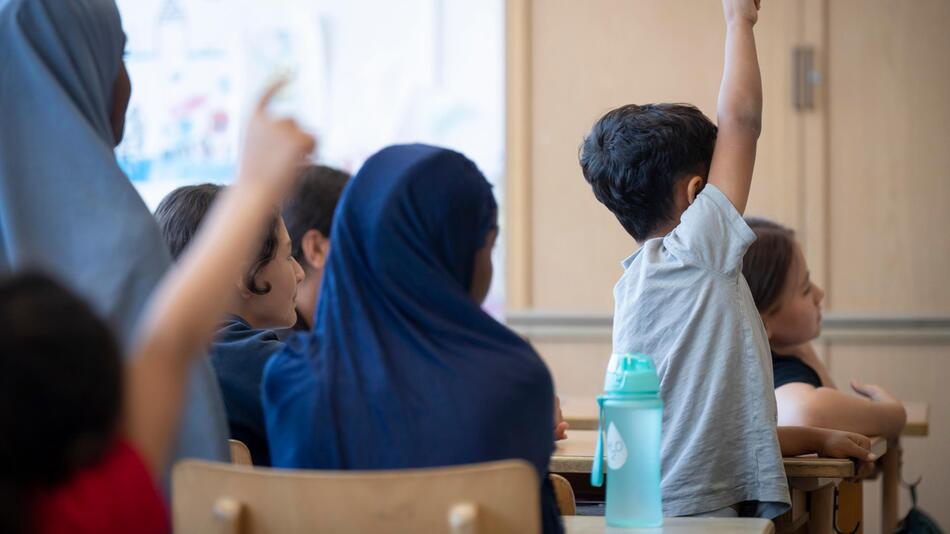 Schulsozialarbeiter: "Schülerinnen wurden wegen ihres Kopftuchs angegriffen"