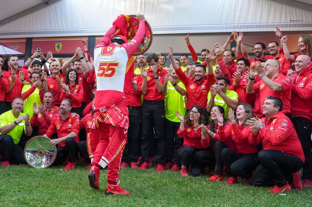 Carlos Sainz feiert mit der Ferrari-Crew seinen Sieg in Melbourne