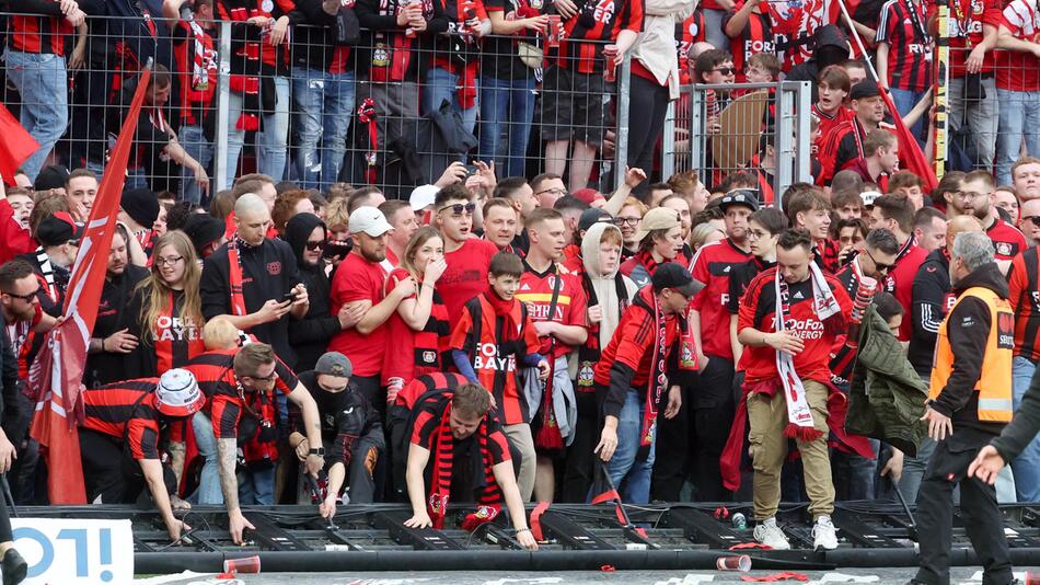 Die fans von Bayer Leverkusen reißen die Werbebanden nieder