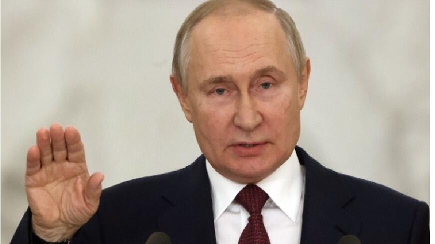 Der russische Präsident Wladimir Putin hält eine Rede.