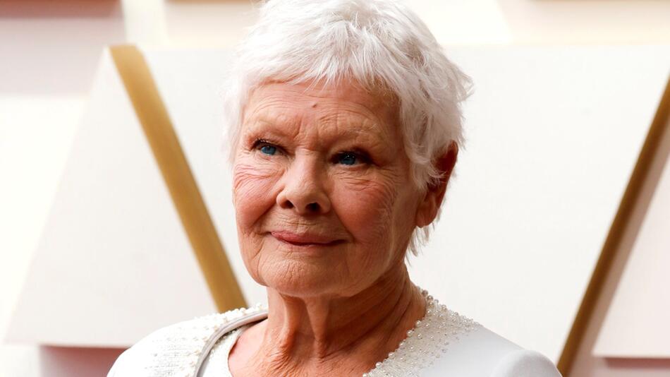 Judi Dench ist neben Sian Phillips die erste Frau, die in den Londoner Garrick Club aufgenommen ...