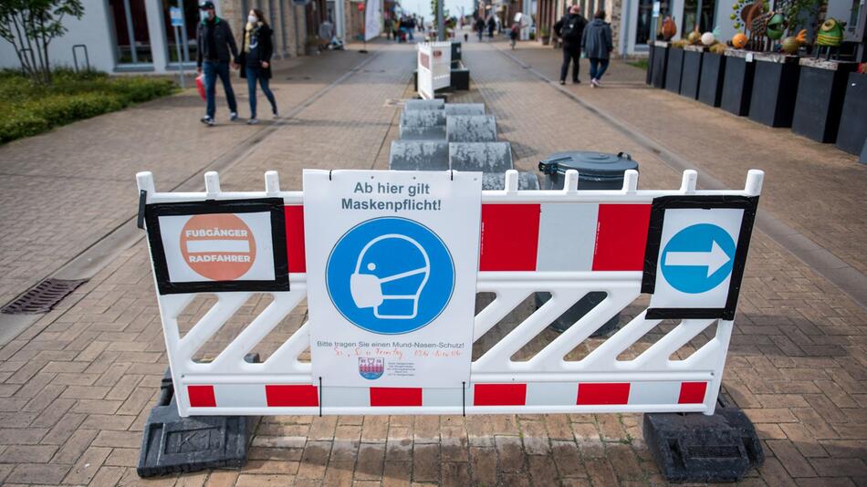 Ein Schild mit der Aufschrift "Ab hier gilt Maskenpflicht"