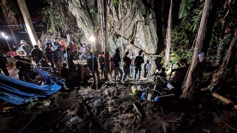 Retter entdecken neuen Zugang zu Fluthöhle in Laos