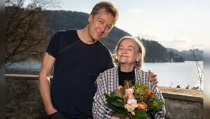 Schauspieler und Sänger Max Müller feiert mit seiner Mutter Geburtstag.