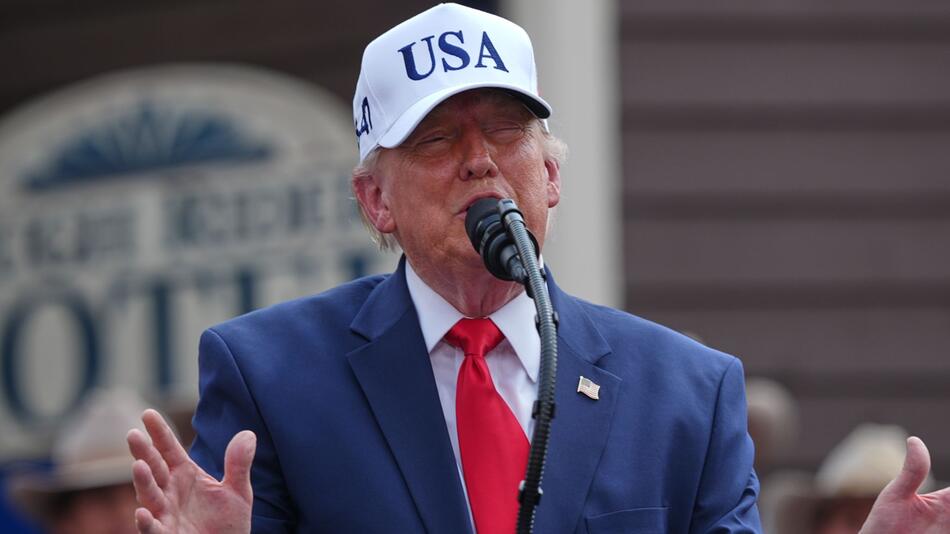 Trump bezeichnet Deutschlands Nato-Ausgaben als "lächerlich"