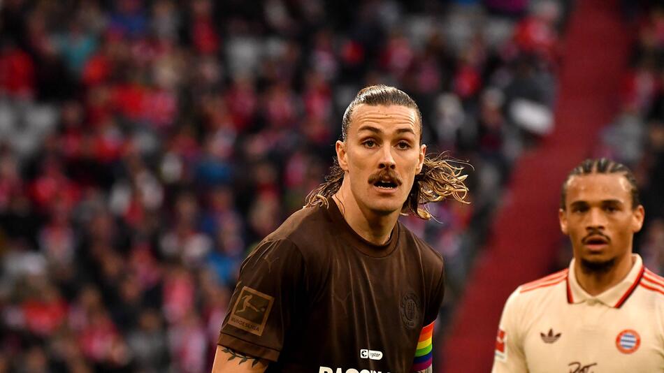 Jackson Irvine (links) beim Bundesligaspiel gegen den FC Bayern am 29.3.2025.