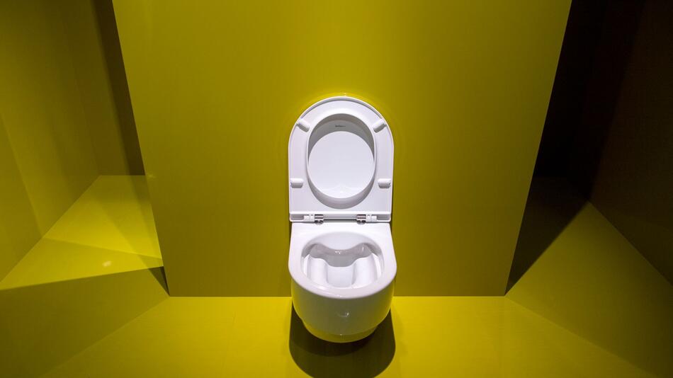 Ein WC in einem gelben Raum