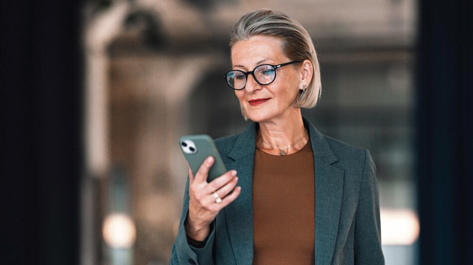 Frau am Smartphone