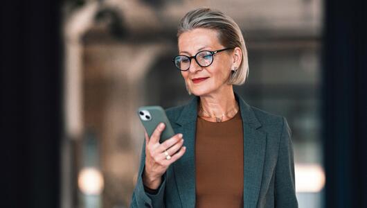 Frau am Smartphone