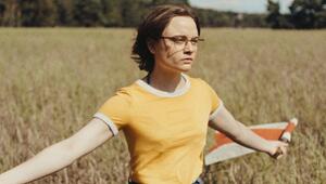 Lena Urzendowsky in "In die Sonne schauen".