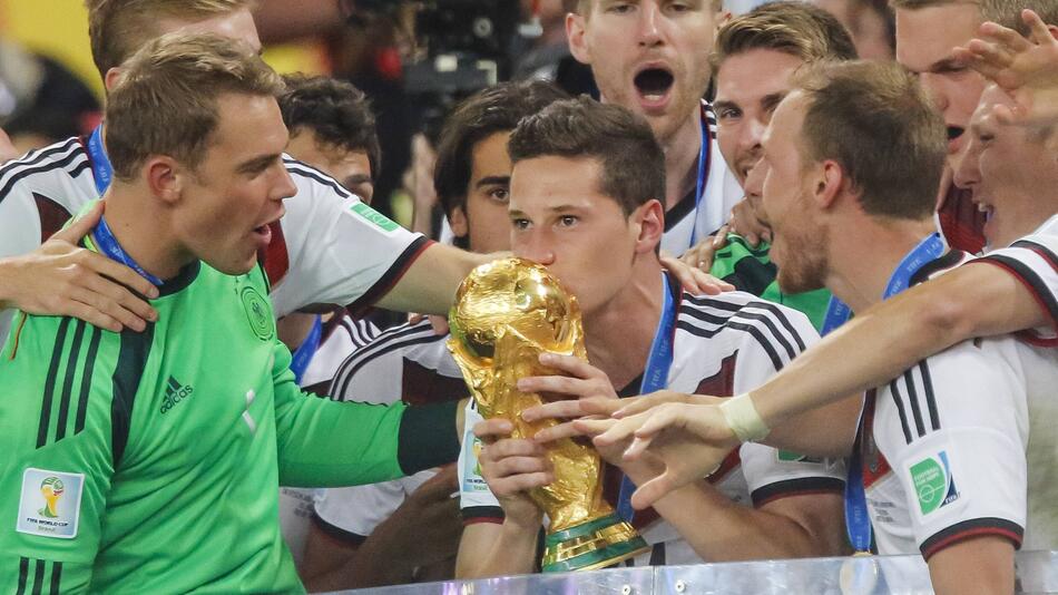 Julian Draxler küsst den WM-Pokal nach dem gewonnenen Finale gegen Argentinien am 14.07.2014.
