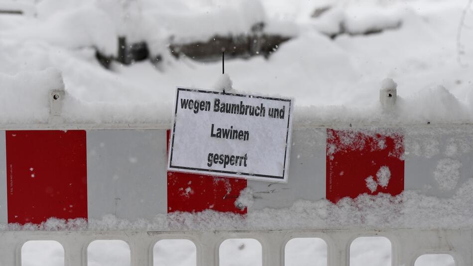 German hiker buried by avalanche found dead